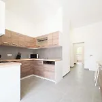 Tolstov - 3 - Kitchen - Dining - Terrace - 25 Min To Messe Dus Apartment