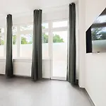 Tolstov Apartments - 3 Room Apartment - Kitchen - Dining Room - Terrace - 25 Min To Messe Dus